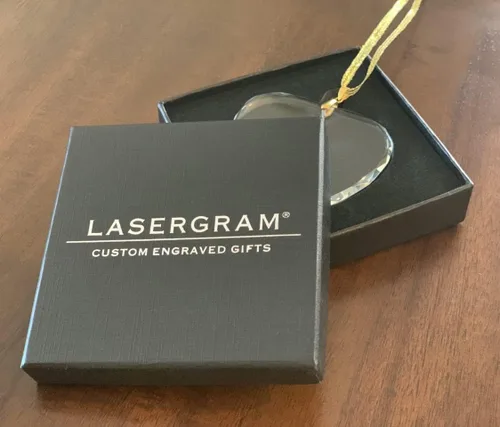 Miniatura 2 de LaserGram Adorno de Navidad de vidrio personalizado, flor de lis, idea de regalo grabada con láser personalizado (forma de corazón)