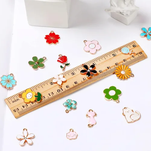 Miniatura 3 de MARFOREVER 120 dijes con temática floral de primavera y verano, dijes de flores para hacer joyas, colgantes de esmalte dorado surtidos