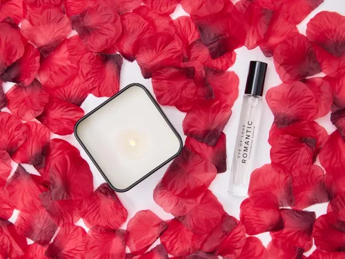 Miniatura 5 de Love in Transit Travel Set – Perfume de feromonas románticas y vela con pétalos de rosa, bolsa de viaje