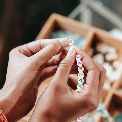 Miniatura 8 de SEWACC Cuentas de números de acrílico, 300 cuentas redondas de color mixto, cuentas blancas sueltas del alfabeto para hacer joyas de bricolaje
