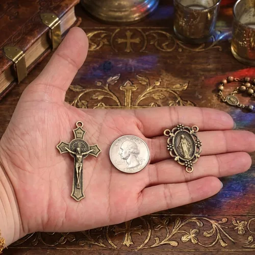 Miniatura 6 de Juego de 20 piezas de conectores centrales de rosario religioso y crucifijo, medalla de tono dorado y dijes de cruz, medalla de 1.26 pulgadas, cruz