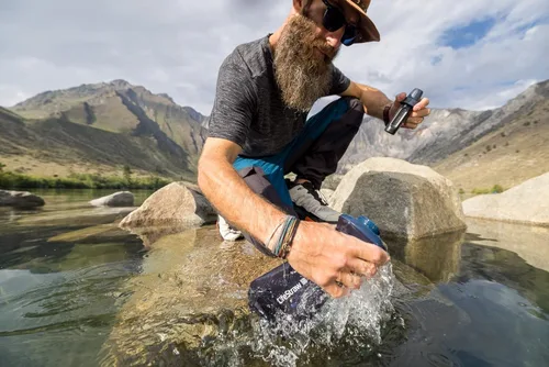Miniatura 4 de LifeStraw Filtro de agua Peak Series, 1 litro, gris montaña oscuro, protege contra bacterias y parásitos, ultracompacto y versátil