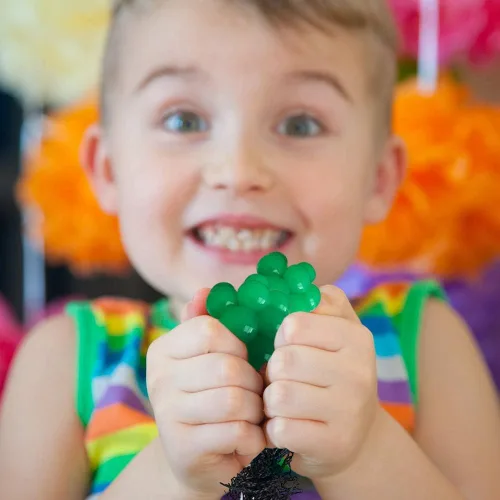Miniatura 6 de ArtCreativity Pelotas antiestrés de malla de 1.75 pulgadas para niños, paquete de 24, juguetes para apretar en varios colores para aliviar