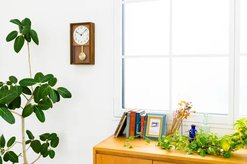Miniatura 7 de Reloj de pared con péndulo, reloj de escritorio japonés hecho a mano con madera maciza de haya, roble y nogal, sin tictac, funciona