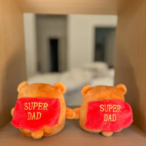 Miniatura 5 de TeeTurtle - Plushmates - Día del Padre - Oso súper papá - Juguete sensorial abrazable y suave que muestra tu estado de ánimo Super Dad Plushmate