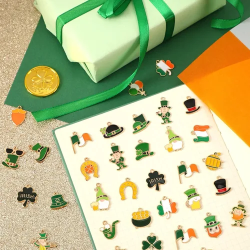 Miniatura 3 de SANNIX 110 piezas de 55 pares de dijes del día de San Patricio, trébol de San Patricio, dije de esmalte dorado para hacer joyas, pulseras, collares