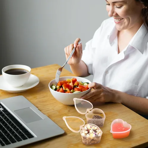 Miniatura 8 de 50 tazas de salsa desechables con tapas, vasos de plástico en forma de corazón de gelatina de 1.5 onzas, recipientes transparentes para aderezo