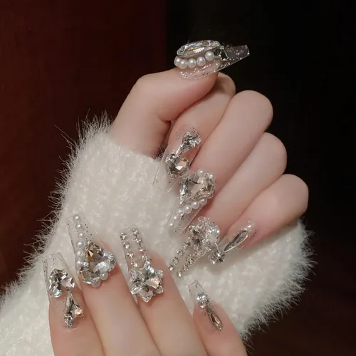 Miniatura 8 de Uñas postizas largas a presión cuadradas con dijes, uñas acrílicas color rosa nude, lindos diseños de dijes de oso de corazón, uñas con pegamento
