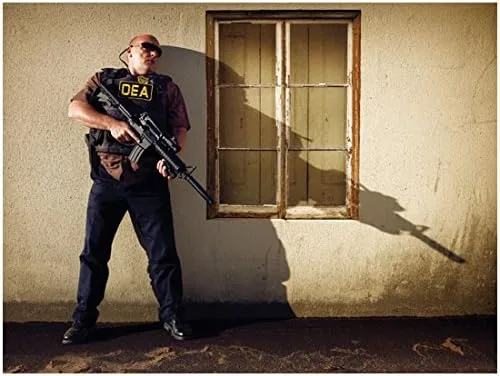 Hank Schrader en equipo de la DEA con pistola por ventana - 8x10 Fotografía / Foto - Breaking Bad