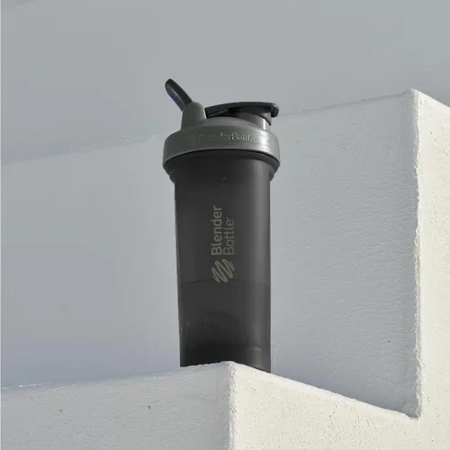Miniatura 6 de BlenderBottle Classic V2 - Botella mezcladora perfecta para batidos de proteínas y preentrenamiento, 28 onzas, gris/negro, sombra negra