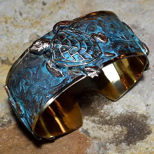 Miniatura 2 de Pulsera de tobillo de tortuga marina clásica de colección de Elaine Coyne con puño de pátina