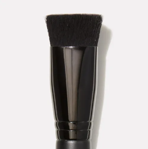 Miniatura 2 de e.l.f. Brocha triangular para base de maquillaje con parte superior plana, brocha de maquillaje plana para aplicar la base de manera uniforme, Negro