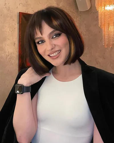 Miniatura 17 de YYHR Peluca corta estilo Bob con flequillo de 10 pulgadas, pelucas de cabello sintético lacio Yaki claro, pelucas cortas de corte Bob negro con 1b