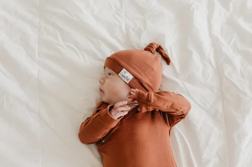 Miniatura 4 de Copper Pearl Gorro de bebé con nudo superior elástico suave Moab