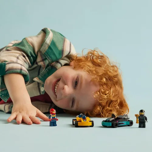 Miniatura 4 de LEGO City Go-Karts y Pilotos de Carreras Set de Juguetes, 2 Minifiguras de Piloto, Juguetes de Vehículos de Carreras, Divertido Regalo de Juguete