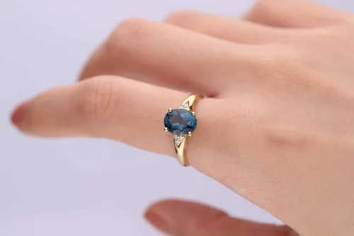 Miniatura 4 de Gin & Grace Anillo de topacio azul Londres de oro amarillo de 10 quilates con diamantes para mujer, joyería hecha a mano con forma de topacio azul