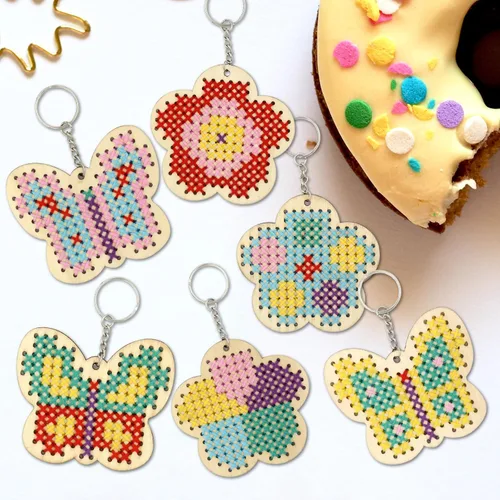 Miniatura 5 de VKPI Kits de punto de cruz de madera para niños, haz tus propios 6 llaveros de punto de cruz, kit de costura de madera, mariposas y manualidades
