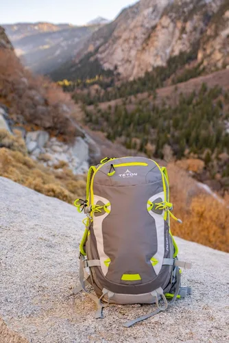 Miniatura 6 de Teton Daypacks; mochila plegable, ligera y cómoda para senderismo y viajes; bolsa de noche