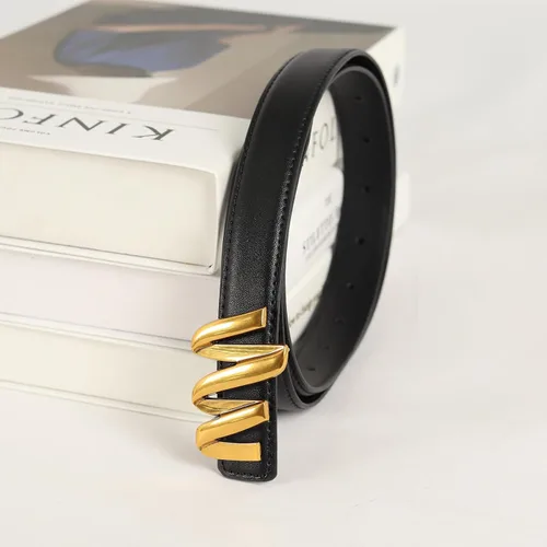 Miniatura 270 de Cinturón de cuero clásico con hebilla de metal para mujer con vestido de jeans
