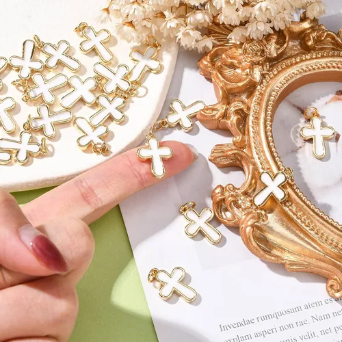 Miniatura 4 de LiQunSweet 20 dijes chapados en oro con cruz esmaltada blanca para hacer joyas Colgantes blancos de cruz