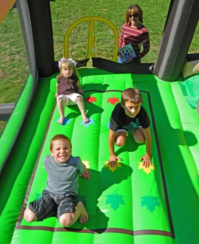 Miniatura 8 de Island Hopper Fort All Sport - Casa inflable 7 en 1 – Pared de escalada, tobogán, portería de fútbol, aro de baloncesto y más – Casa de rebote