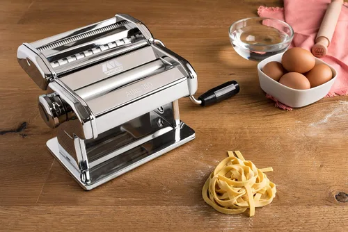 Miniatura 3 de MARCATO Atlas 150 - Máquina para pasta, fabricada en Italia, incluye cortador, manivela e instrucciones, 5.906 in, acero inoxidable y rueda