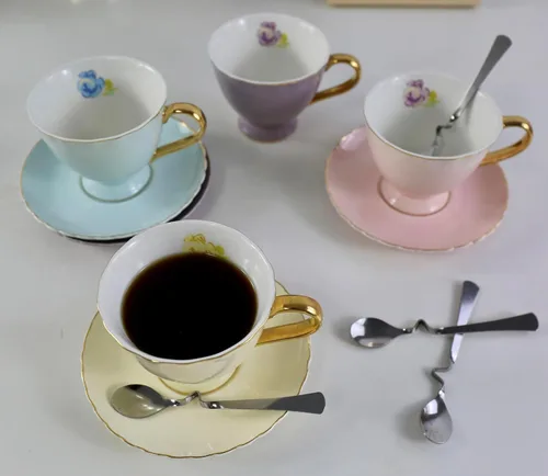 Miniatura 3 de Taza y platillo de café estilo europeo, juego de 4 tazas de café de porcelana para el hogar, cocina, fiesta de té (4 colores/juego surtido)