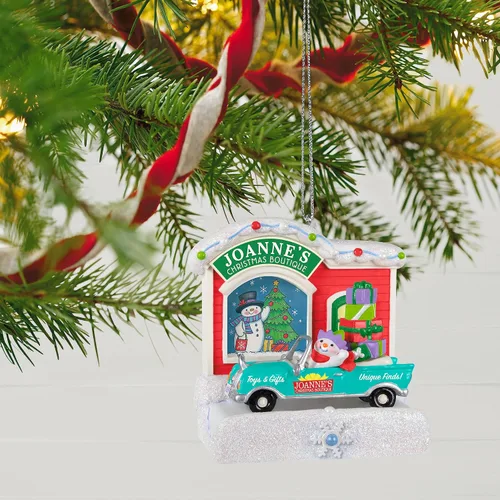 Miniatura 6 de Hallmark Keepsake Adorno de Navidad 2023, Colección Happy Holiday Parade Boutique Navideña de Joanne Musical con Luz, Regalos para Ella Holiday