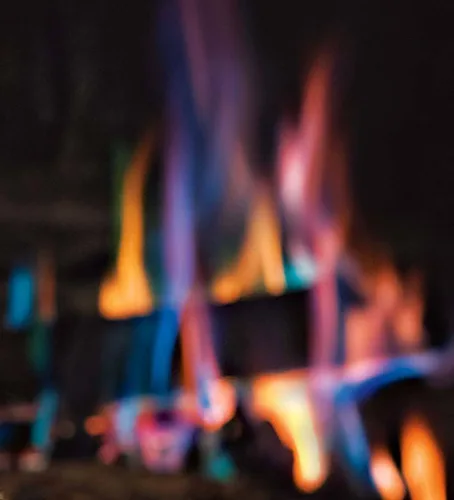 Miniatura 2 de Piñas de colores para chimenea Plow & Hearth, piñas de pino con llama cambiante de arcoíris para alegría navideña, accesorios para quemar con centro