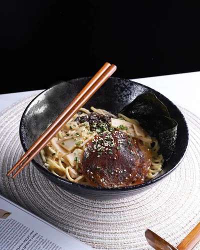 Miniatura 4 de Kanwone Juego de cuencos de cerámica japoneses para ramen, cuencos de sopa de fideos, 37 onzas, con cucharas y palillos a juego para fideos Negro