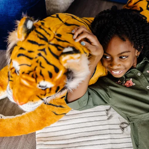 Miniatura 7 de Tigre gigante de peluche de Melissa & Doug, realista (más de 5 pies de largo)