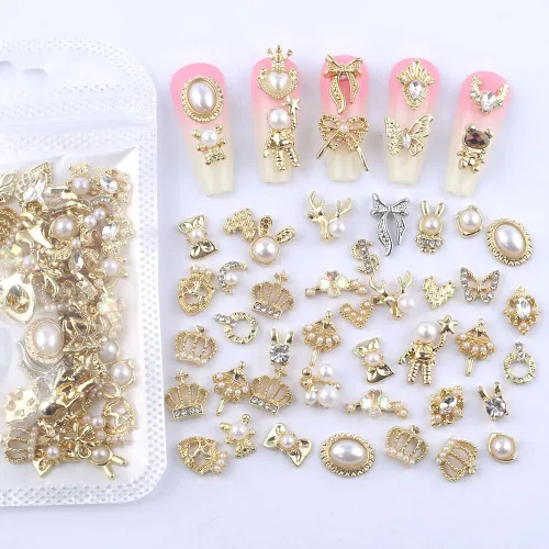Miniatura 4 de 50 dijes dorados para uñas acrílicas, estilos mixtos, diamantes de imitación brillantes de aleación de perlas para uñas, flores, mariposa, corazón