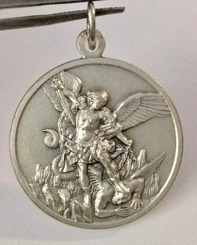 Miniatura 2 de Medalla de San Miguel el el Arcángel en tono plateado Tamaño del pájaro 1.260in Fabricado en alta fiabilidad.