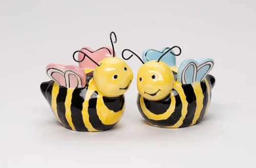 Miniatura 4 de 21028 Juego de saleros y pimenteros de cerámica fina Sweet Lovers Bumblebee Bee Couple de 3 pulgadas de largo