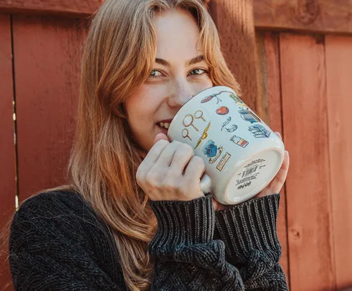 Miniatura 6 de Harry Potter Hogwarts All Over Icons Destination - Taza de cerámica para cámper Regalos y coleccionables del mundo mágico Capacidad para 20 onzas