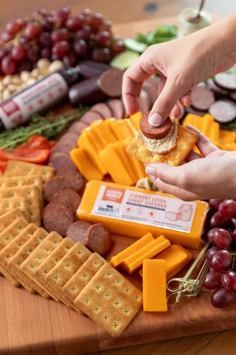 Miniatura 7 de Deli Direct Wisconsin Paquete de regalo variado de quesos y salchichas