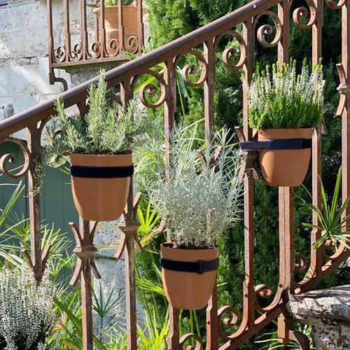 Miniatura 6 de Maceta de barandilla para plantas al aire libre (6 pulgadas, paquete de 3) Maceta colgante para barandillas, postes de valla Maceta de pared