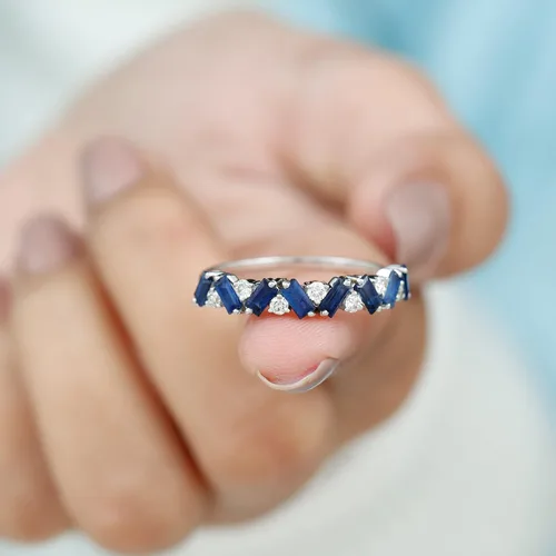 Miniatura 14 de Banda de media eternidad con baguette de zafiro azul certificada con moissanita en oro