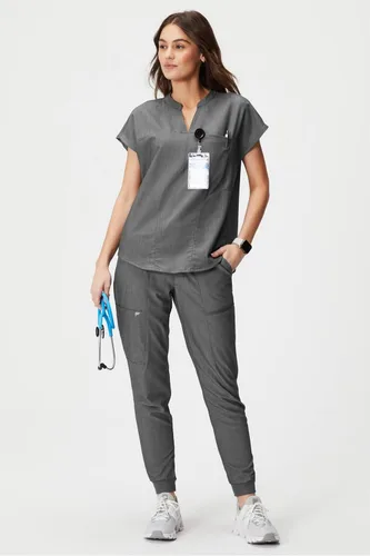 Miniatura 3 de Fabletics Camiseta médica Evolve de 3 bolsillos para mujer con un ajuste de gran tamaño, MotionTech, elástica en 4 direcciones, resistente a