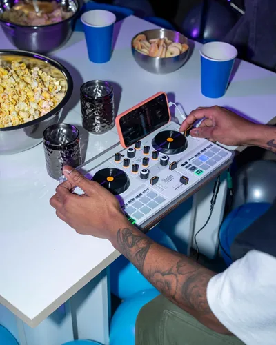 Miniatura 2 de Hercules DJControl Mix Ultra - Controlador de DJ portátil, mezclador de DJ inalámbrico Bluetooth con Jog Wheels, batería de 10 horas, mezcla