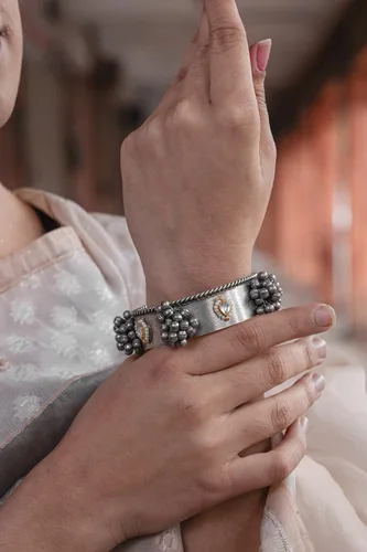 Miniatura 5 de Pulsera Ozanoo GhungrooKada para mujer y niña, Latón, Sin gemas.