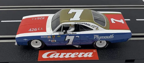 Miniatura 2 de Carrera 30945 Plymouth Road Runner No. 7 - Vehículo de carreras digital a escala 1:32 para carreras de autos Carrera con ranura digital, rojo, azul