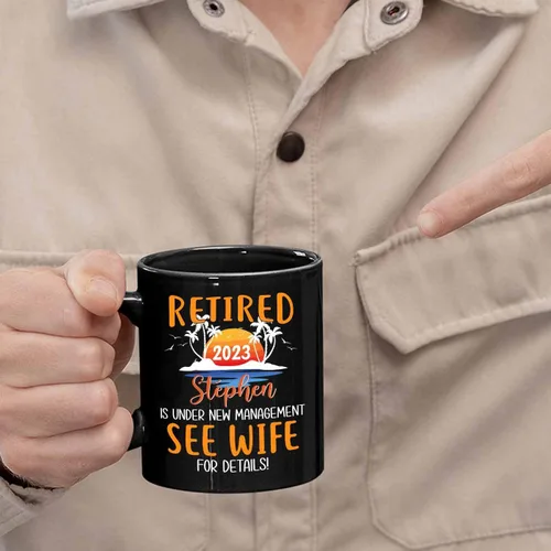 Miniatura 5 de Taza de café negra de jubilación personalizada, Jubilado está bajo nueva gestión, mira a la esposa para más detalles, taza de té de 11 15 onzas