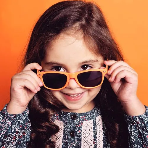 Miniatura 4 de SUNOVELTIES Paquete de 12 lentes de sol retro neón para niños pequeños, diseño de corazón clásico, a granel, regalos de fiesta para niños y niñas