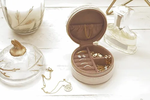 Miniatura 66 de BLUTETE Joyero de viaje organizador de terciopelo con anillos de espejo, aretes, collares, caja organizadora de almacenamiento (negro)