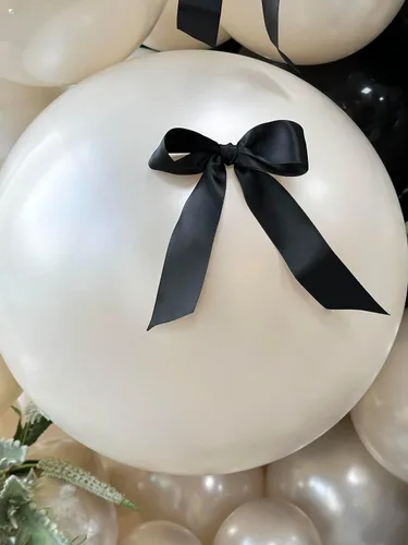Miniatura 3 de Kit de arco de globos de 185 piezas negros y de arena de perlas doble relleno con lazos y perlas de imitación, globos negros y blancos