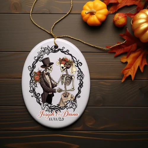 Miniatura 2 de Adorno personalizado de esqueleto vintage y artístico, regalo personalizado para primer Halloween casado (óvalo)