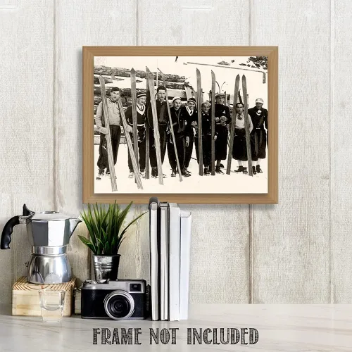 Miniatura 2 de Foto de esquí vintage de un grupo de hombres en una pendiente 11x14 sin marco Póster sin marco: arte de pared alpino en blanco y negro histórico
