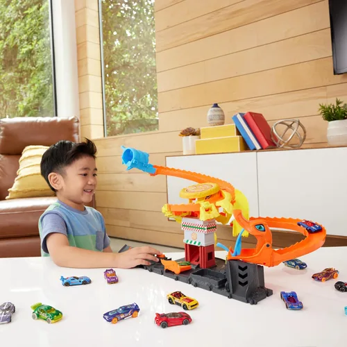 Miniatura 2 de Hot Wheels - Juego de pista para autos modelo City Toy Car Track Set, Pizza Slam Cobra Attack Playset, Cola de serpiente en espiral con Randomizer