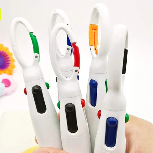 Miniatura 4 de Bolígrafos retráctiles multicolor de 0.028 in, tinta de 4 colores (negro, azul, rojo, verde) en un bolígrafo con mosquetón y llavero en la parte